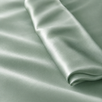 Jatasch Jasmin Hush Green stof close-up met zachte groenige satijn katoen textuur, subtiele glans en nette vouwen voor luxe antibacterieel beddengoed.