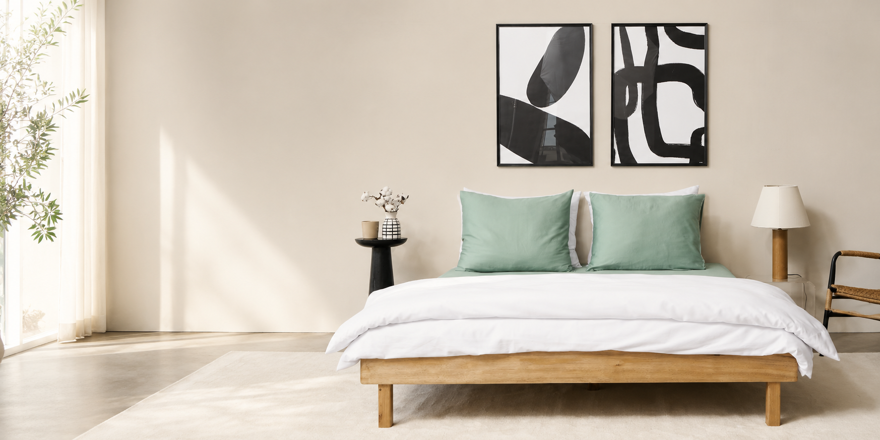 Luxe Jatasch 100% satijnen beddengoed met zachte groene kussens op een stijlvol opgemaakt bed